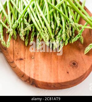 Spargel, ein Haufen frischen Spargels auf Holzschneidebrett Stockfoto