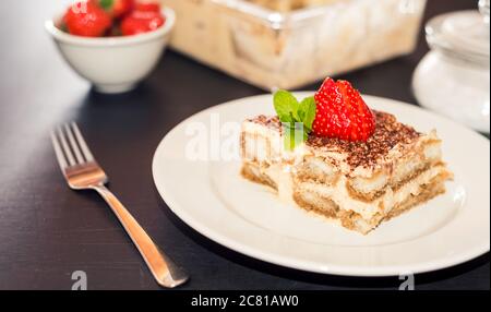 Teller mit Erdbeeren Tiramisu auf weißem Hintergrund. Stockfoto