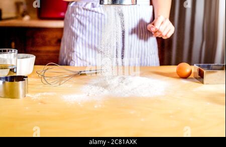 Frau Mehl durch Sieb durchsieben. Selektiven Fokus Stockfoto