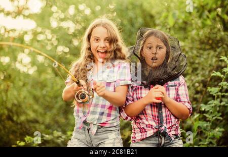 Kinder verbringen Zeit im Camp. Spaß haben. Fisch Angler. Zwei Mädchen Angeln. Großwildfischen. Sommer-Hobby. Glückliche Kinder mit Netz und Rute. Sommerferien Wochenende. Zeit Für Fliegenfischen. Stockfoto