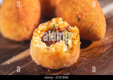 Hausgemachte Reisbällchen aus Sizilien, genannt Arancine Stockfoto