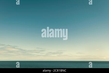 Blick über die Nordsee an einem schönen Sommermorgen unter blauem Himmel und vereinzelten Wolken von Flamborough Head, Yorkshire, Großbritannien. Stockfoto