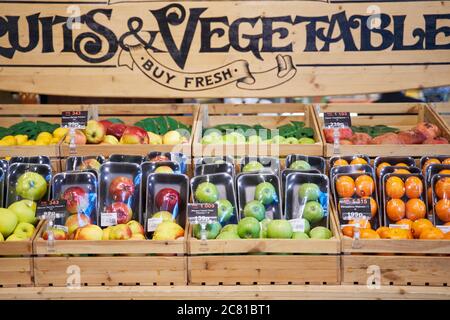 Kaliningrad, Russland - 20. Mai 2020: Obstladen in einem Lebensmittelgeschäft Hypermarkt. Frisches Obst auf der Theke Stockfoto