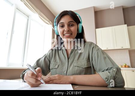 Lächelnd indisches Mädchen Schüler Lehrer Blick auf Webcam Remote lernen oder online lehren. Stockfoto