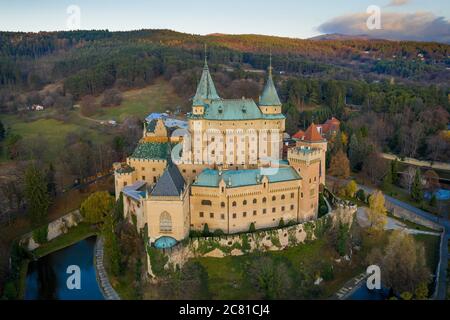 Luftaufnahme von Bojnice Schloss in der Slowakei von seinem Graben bewacht. Stockfoto