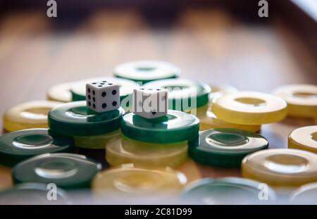 Backgammon, ein altes Tischspiel spielen. Würfel und Chips auf dem Backgammon-Brett. Strategie und Glück, Freizeit, Entertainment-Konzept. Stockfoto