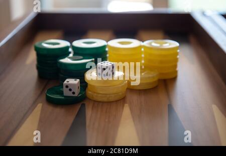 Backgammon, ein altes Tischspiel spielen. Würfel und Chips auf dem Backgammon-Brett. Strategie und Glück, Freizeit, Entertainment-Konzept. Stockfoto