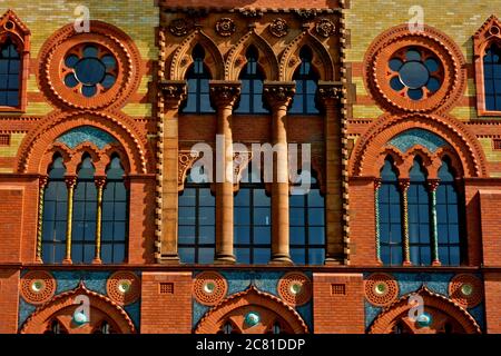 Templetons Carpet Factory, Glasgow. Verzierte rote Ziegelfassade mit Bogenfenstern und dekorativem Mauerwerk, Stockfoto