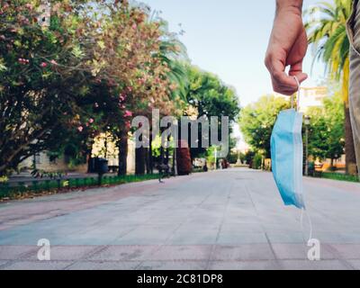 Mann, der eine medizinische Maske in der Hand hält. Stockfoto