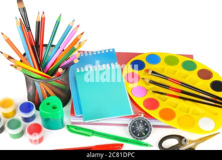 Sammlung von Schulbedarf, isoliert auf reinem weißen Hintergrund. Zurück zur Schule . Stockfoto