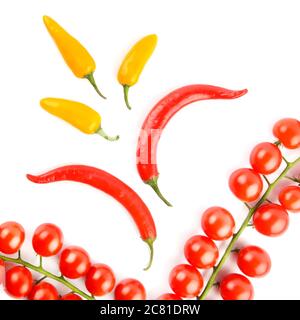 Kirschtomaten, Cayenne und Chili isoliert auf weißem Hintergrund. Farbenfroher Hintergrund. Blick von oben. Stockfoto