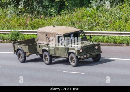 1999 Green Army Style SWB 2495 Diesel Land Rover ; 1990s Fahrzeug Verkehr Moving Vehicles, Autos fahren Fahrzeug auf britischen Straßen, Motoren, Fahren auf der Autobahn M6-Netz. Stockfoto