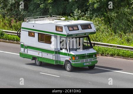 'Go' Lemmi 'Go' 1990 90s grün weiß Mercedes Benz 210 Touring AutoTrail Caravans und Cherokee Wohnmobile, Wohnmobil auf den britischen Straßen, Wohnmobil-Freizeitfahrzeug, Familienurlaub, Caravanetteurlaub, Caravanurlaub, Caravanurlaub, Van Umbauten, autohome, Leben auf der Straße, Stockfoto