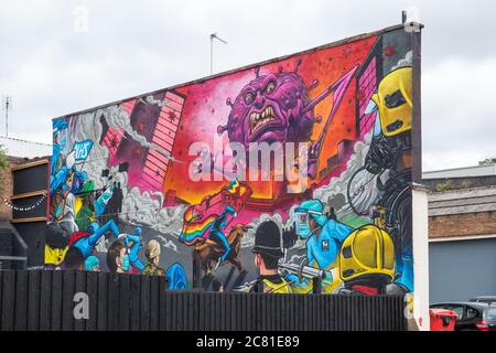 Weiter in Unity Kunstwerk des Graffiti-Künstlers Josh Billingham aka Gent 48 in Digbeth, Birmingham, feiert Schlüsselarbeiter und Frontpersonal Bei einer Pandemie Stockfoto