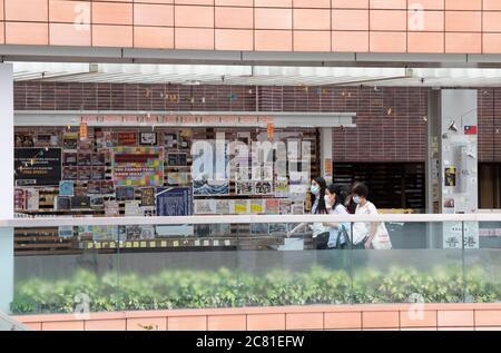 Hongkong, Hongkong SAR, China. Mai 2020. Die Wand der Studenten zur freien Meinungsäußerung an der Universität von Hongkong.die Fläche wurde am Samstag, den 11. Juli 2020, mit Plakaten im Stil von Protesten bedeckt.mindestens acht nicht identifizierte Personen haben die Tafel für die demokratische Botschaft an der Universität von Hongkong (HKU) zerstört, so die Studentenvereinigung. Quelle: Jayne Russell/ZUMA Wire/Alamy Live News Stockfoto