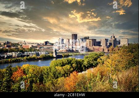 Das St. Die Skyline von Paul erhebt sich am Mississippi River und ist die Hauptstadt von Minnesota. Stockfoto