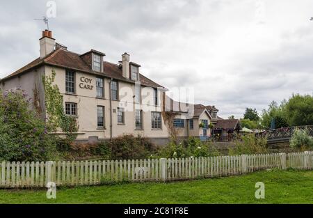 Das Coy Carp Pub und Restaurant, das zwischen dem Grand Union Canal und dem River Colne, Harefield, Middlesex, England, Großbritannien, liegt Stockfoto