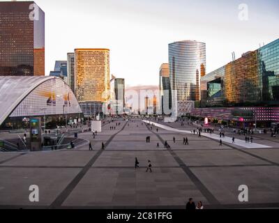 l'Esplanade de La Défense (Platz in La Défense), Paris, Frankreich, und seine umliegenden Wolkenkratzer am späten Nachmittag, kurz vor Sonnenuntergang Stockfoto