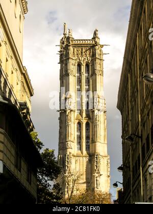 Der Saint-Jacques-Turm, der letzte Überrest einer Kirche aus dem 16. Jahrhundert, scheinbar eingerahmt von den umliegenden Gebäuden, wie von der Rue Adolphe Adam, Pari gesehen Stockfoto