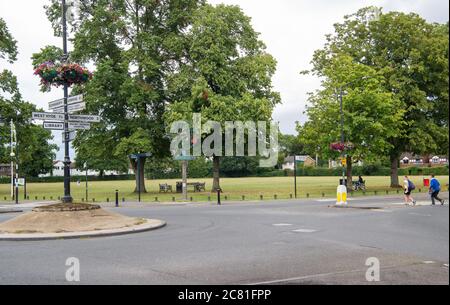 Der Kreisverkehr an der Kreuzung der High Street, Rickmansworth Road, Park Lane und Breakspear Road North im Zentrum von Harefield Dorf. Stockfoto