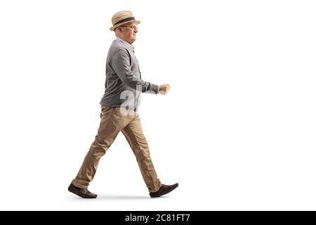 Ganzlänge Profilaufnahme eines älteren Herrn zu Fuß isoliert auf weißem Hintergrund Stockfoto