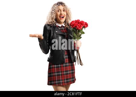 Überrascht Frau mit einem lockigen blonden Haar hält ein Bündel von roten Rosen isoliert auf weißem Hintergrund Stockfoto