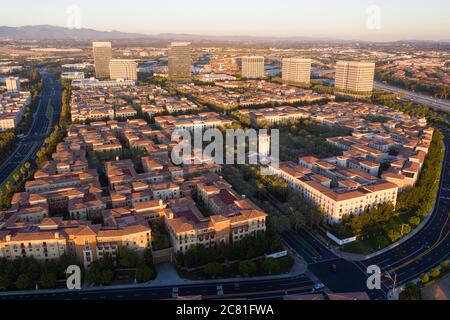 Luftaufnahme des Parks und des Dorfes mit den Türmen des Irvine Spectrum Zentrums in Südkalifornien Stockfoto