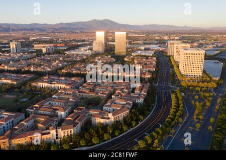 Luftaufnahme des Parks und des Dorfes mit den Türmen des Irvine Spectrum Zentrums in Südkalifornien Stockfoto