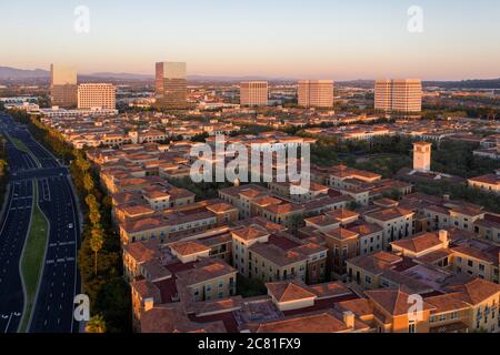 Luftaufnahme des Parks und des Dorfes mit den Türmen des Irvine Spectrum Zentrums in Südkalifornien Stockfoto