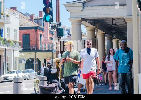 New Orleans, Louisiana/USA - 17. Juli 2020: Straßenmusiker und Fußgänger vor dem Café Du Monde im französischen Viertel während der Corona Virus Pandemie Stockfoto