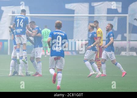 Posen, Polen. Juli 2020. Lech Poznan-Spieler feiern beim polnischen PKO Ekstraklasa-Spiel zwischen Lech Poznan und Jagiellonia Bialystok im Stadtstadion in Poznan.Endstand; Lech Poznan 4:0 Jagiellonia Bialystok. Kredit: SOPA Images Limited/Alamy Live Nachrichten Stockfoto