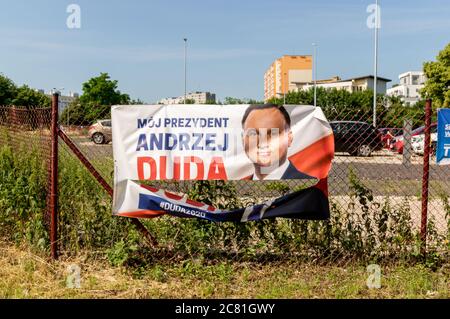 POSEN, POLEN - 28. Jun 2020: Zerrissene Andrzej Duda Wahlkampagne für den Präsidenten auf einem Zaun Stockfoto