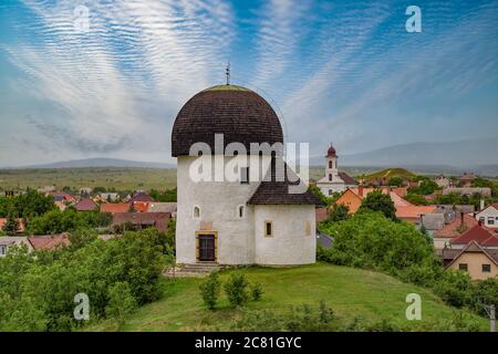 Mittelalterlicher Rotunda Tempel in Osku, Ungarn Stockfoto