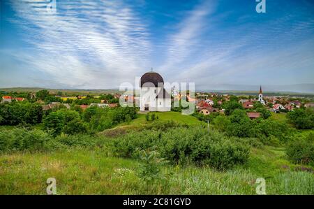 Mittelalterlicher Rotunda Tempel in Osku, Ungarn Stockfoto