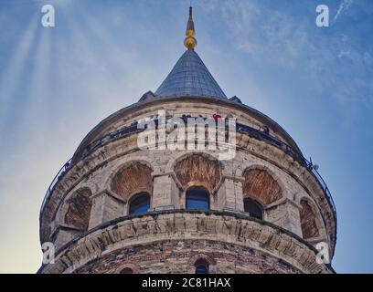 Low-Angle-Aufnahme des Galata-Turms in Istanbul, Türkei Stockfoto