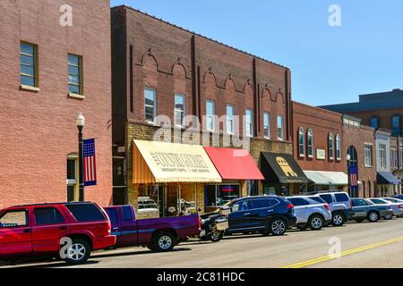 Trendige Geschäfte, Cafés und das Hauptquartier der Republikanischen Partei rund um den historischen Stadtplatz in der Innenstadt von Murfreesboro, TN, USA Stockfoto