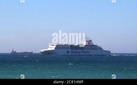 Brittany Ferry Cap Finistere Ankunft im Hafen von Santander vom Strand von Somo Santander Cantabria Spanien aus gesehen Stockfoto