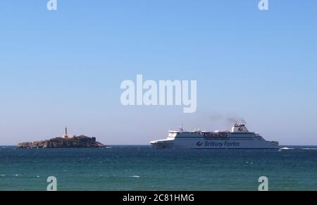 Brittany Ferry Cap Finistere Ankunft im Hafen von Santander vom Strand von Somo Santander Cantabria Spanien aus gesehen Stockfoto