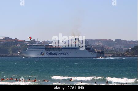 Brittany Ferry Cap Finistere Ankunft im Hafen von Santander vom Strand von Somo Cantabria aus gesehen Spanien Sommer Stockfoto