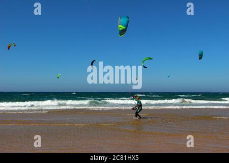 Kitesurferin oder Kiteboarderin bereitet sich auf Kitesurfen vom Strand von Somo an einem sonnigen, windigen Nachmittag vor Santander Cantabria Spanien Sommer Stockfoto