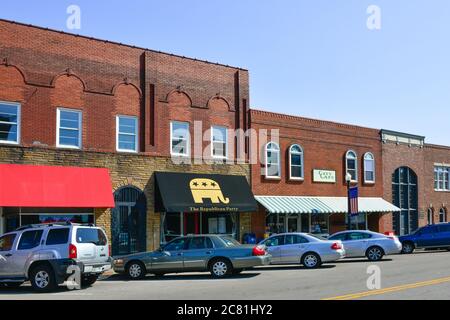 Trendige Geschäfte, Cafés und das Hauptquartier der Republikanischen Partei rund um den historischen Stadtplatz in der Innenstadt von Murfreesboro, TN, USA Stockfoto