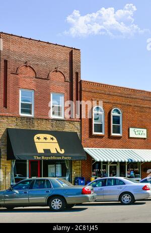 Das City Cafe und das Hauptquartier der Republikanischen Partei befinden sich rund um den historischen Stadtplatz in der Innenstadt von Murfreesboro, TN, USA Stockfoto