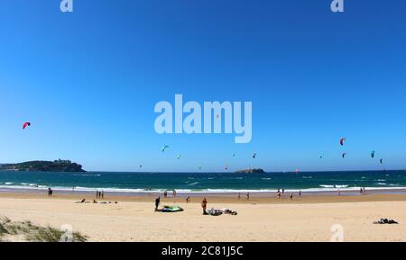 Kitesurfen oder Kiteboarden vom Strand von Somo an einem sonnigen, windigen Nachmittag Santander Cantabria Spanien Sommer Stockfoto