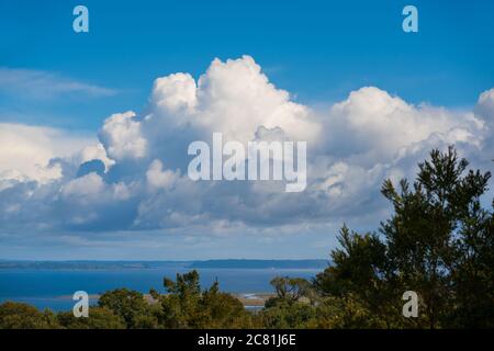 Seltsam geformte Wolken, gefüllt mit Wasser und bereit, einen strömenden Regen fallen zu lassen Stockfoto