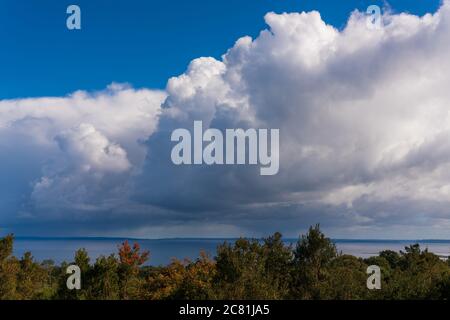 Seltsam geformte Wolken, gefüllt mit Wasser und bereit, einen strömenden Regen fallen zu lassen Stockfoto