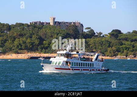 Touristenboot, das vor dem Magdalena Palace Santander Cantabria Spanien vorbeifährt Stockfoto