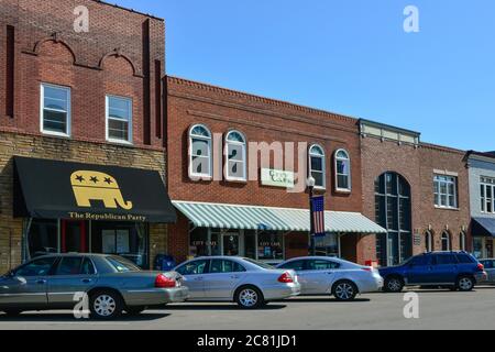 Das City Cafe und das Hauptquartier der Republikanischen Partei befinden sich rund um den historischen Stadtplatz in der Innenstadt von Murfreesboro, TN, USA Stockfoto