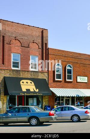 Das City Cafe und das Hauptquartier der Republikanischen Partei befinden sich rund um den historischen Stadtplatz in der Innenstadt von Murfreesboro, TN, USA Stockfoto