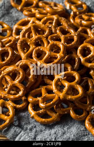 Salzige Crunchy Pretzel Cracker in einer Schüssel Stockfoto