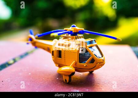 POZNAN, POLEN - 03. Jul 2020: Gelber Feuerwehrmann Sam Wallaby Spielzeughubschrauber im Hintergrund mit weichem Fokus Stockfoto